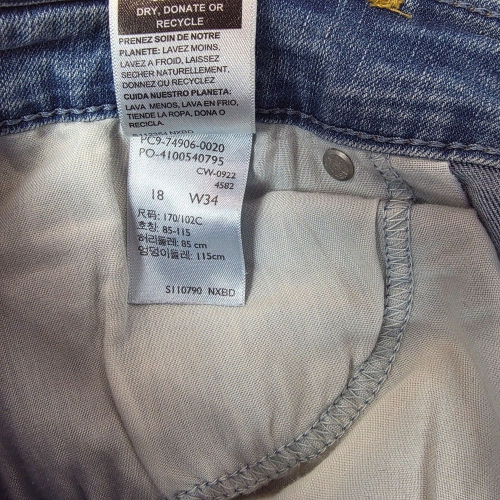 Signature by Levi Jeans Women 18 W34 Blue Denim Capri Mid-Rise Stretch Faded - Picture 5 of 10